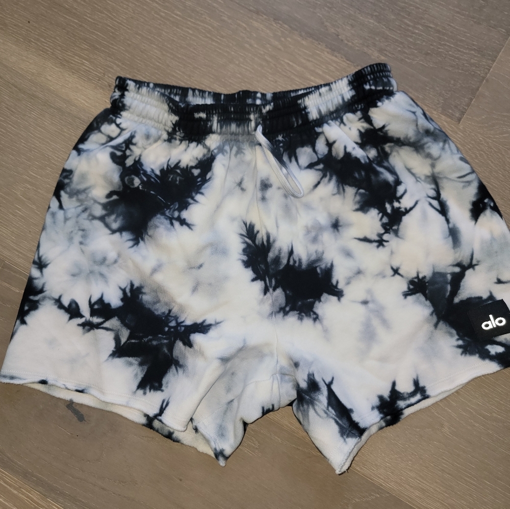 Alo tie dye lounge shorts